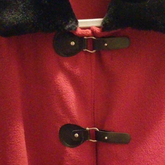 Cape, just in time for the holidays - Picture 2 of 4